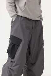 Pantalones de nieve holgados con bolsillos cargo y diseño en bloques de color gris oscuro para hombre
